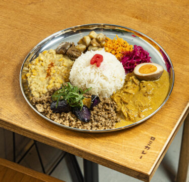 【この夏食べたい10皿】人に導かれ、シスターフッドに支えられた　心も体も元気になれるニューフェイス｜ロミカレー