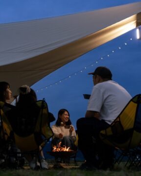 【FUKUOKA、真ん中旅。】稲刈り後の田んぼに！？年に一度の大人気イベント「KAMAの田んぼでキャンプ 2025」