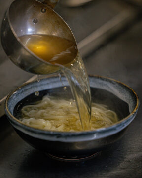 【FUKUOKA、真ん中旅。】長く愛されるのにはワケがある、納得のうどん店 「おやまうどん」