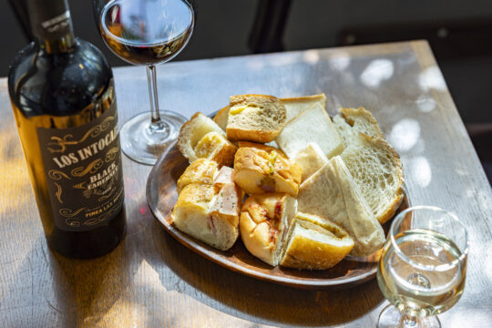 【飲めるパン屋】30種のパンを食べ放題、ワインを飲み放題リピート必至のコスパ最強ランチビュッフェ