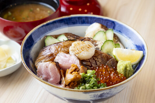 【F-NEWS】喜水亭グループが挑む、食の新ジャンル。 焼き師の技が冴える“うお焼き”とは？