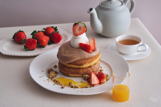 【福岡・スイーツ】ショコラ×いちご×紅茶が織りなす、『ビブリオテーク』の”バレンタインパンケーキ”登場