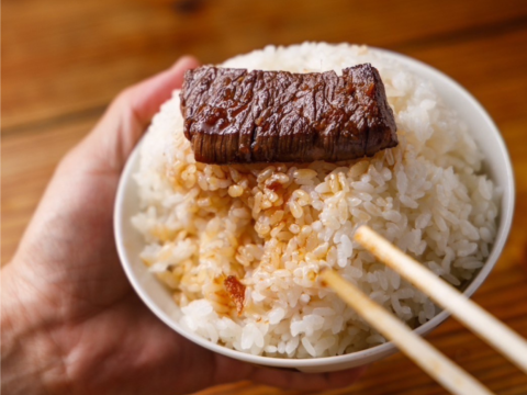 【福岡 グルメ】『焼肉はひとくちめだるま』が名物チョモランマ盛りをワンコイン食べ放題に！ タレをまとった肉を受け止める最高の土台