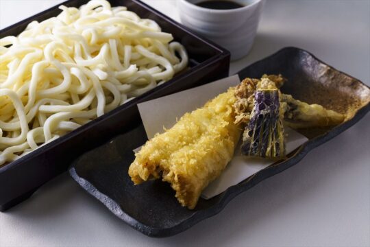 【旅するふくおかの魚フェア：東京出張中！】 玄界灘育ちの福岡県産穴子を、豪快天ぷらで、うどんと天丼の二つの味わいで楽しむ