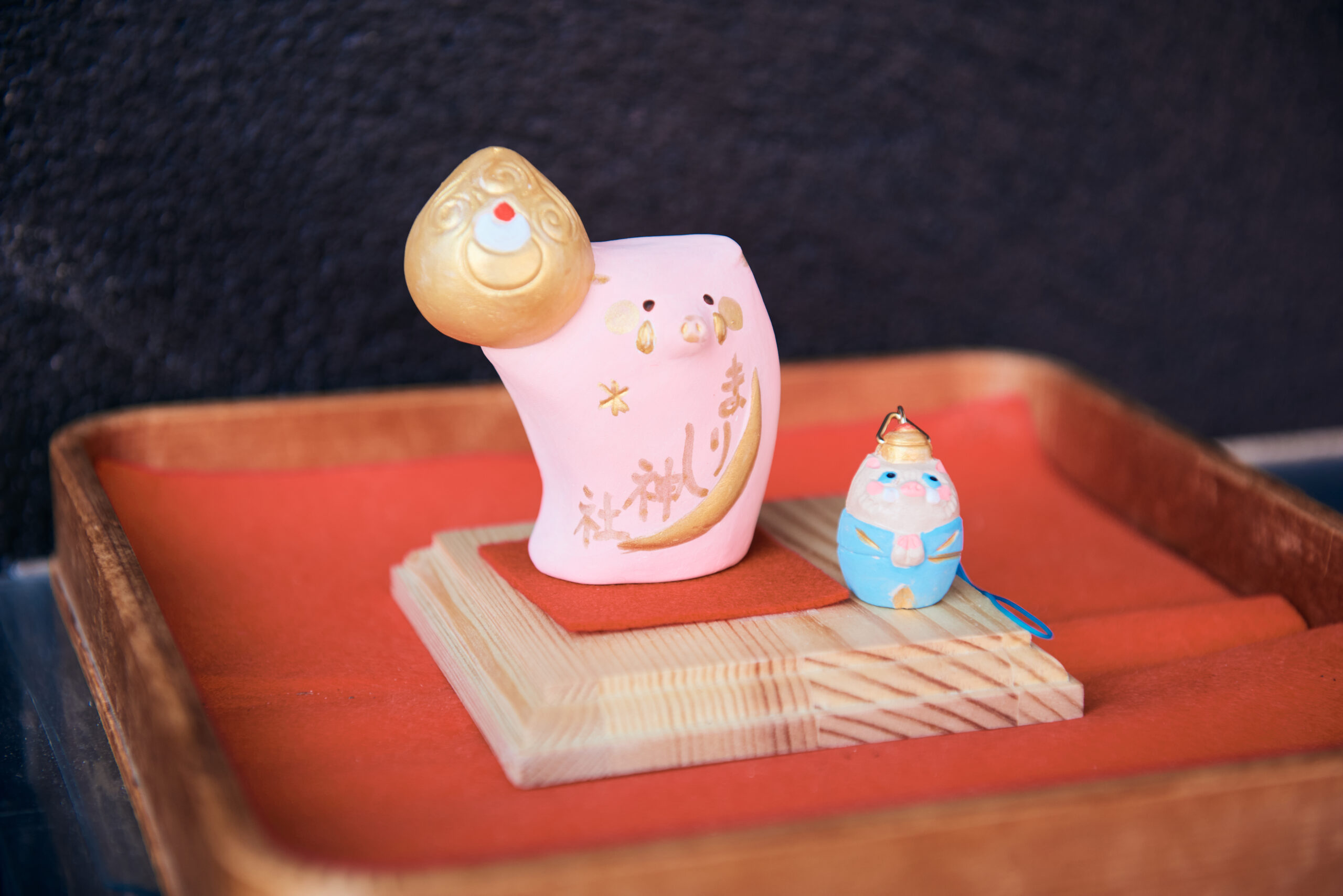 博多人形師　鶴田かなこさんが奉製した、いのしし様の土鈴土鈴やストラップの御守りも