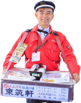 【福岡】折尾駅名物「かしわめし」が天神に登場！ 昭和の駅ホーム“立ち売り”を再現
