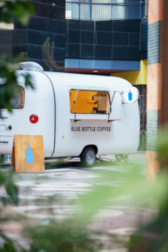博多駅前へのオープンに先駆けて、期間限定の〈Blue Bottle Coffee〉コーヒートラックが登場！