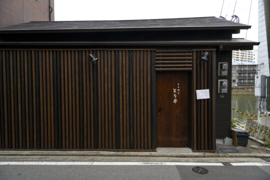 【ニューオープン】名店仕込みの技と味を春吉で満喫！ 熟練の火入れが織りなす鶏のもも焼き｜もも焼き とり昇
