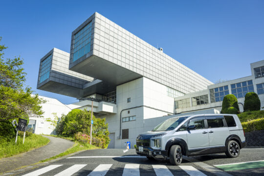 【九州三菱自動車】（Car Life vol. 248）丘の上で出会う、アートと建築の名作
