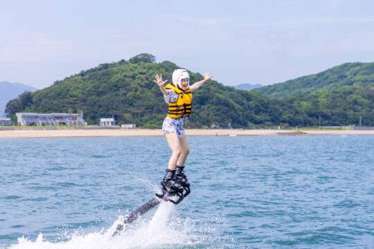 【福岡】水面から空へ飛び出す！？ 長井浜公園で“浮遊体験”マリンアクティビティ開始