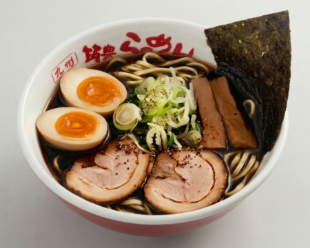 山小屋×麺家いろは、富山ブラックらーめんを期間限定で提供