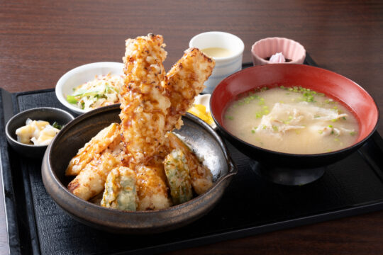 【豊前海の鱧フェア】～丼から突き出た二本のハモ天 満足感この上なしの特製天丼～『うおいち』