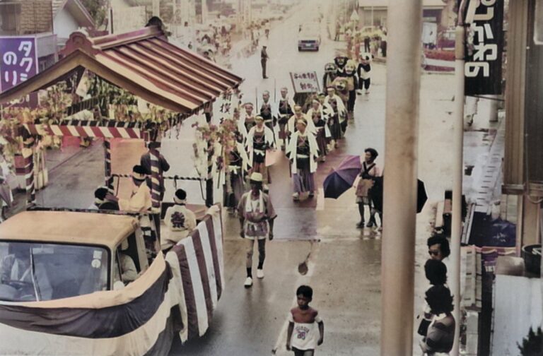 昭和６０年代盆地祭の山車と仮装行列