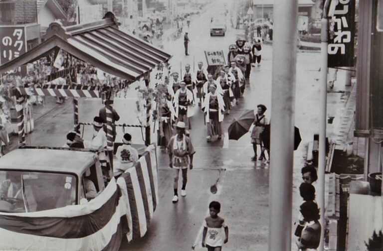 昭和６０年代盆地祭の山車と仮装行列