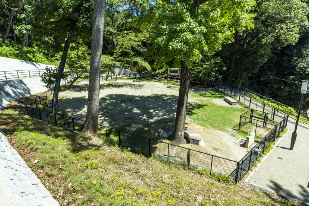 公園東側に位置している小型・中型犬用のドッグラン　※利用に関しての詳細はHPを参照