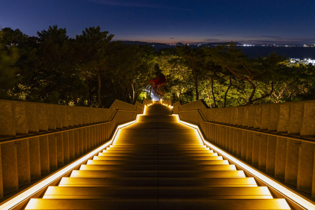 静寂な夜の公園に浮かび上がる灯りは、街の喧騒を忘れさせてくれる