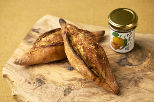 【期間限定】キャナルシティ博多「THE CITY BAKERY」に、ゆずこしょう味噌香るガーリックバゲットが登場！