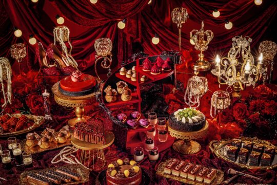 【福岡 スイーツ】まるでショーの舞台！ ヒルトン福岡シーホークで楽しめる秋のティータイム「La vie en Rouge～深紅に包まれる魅惑のパーティー～」が9月5日より開催。
