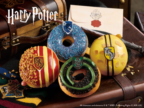 『ハリー・ポッター』と『クリスピー・クリーム・ドーナツ』が夢のコラボ！ ４つの寮をイメージした商品に注目！